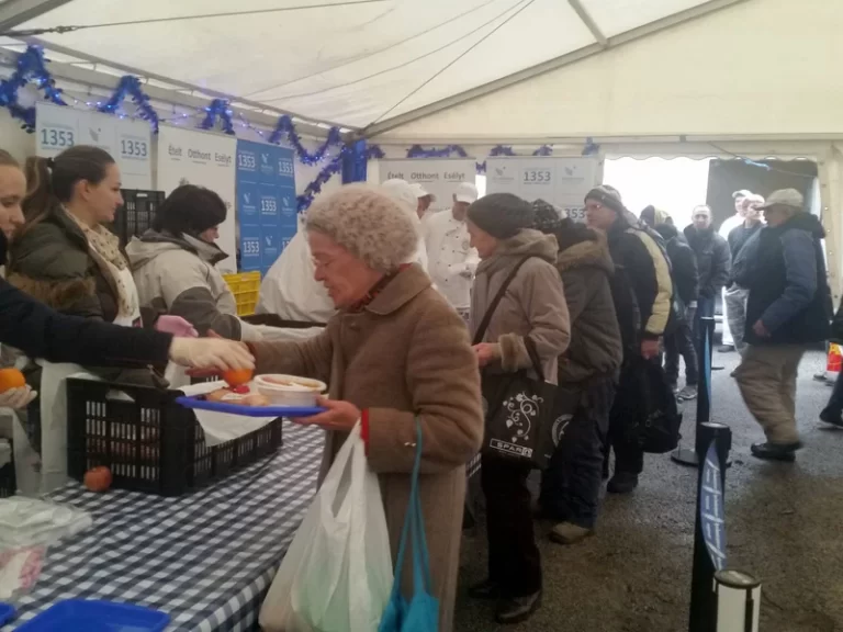 Ingyen-ételosztás-rászorulóknak