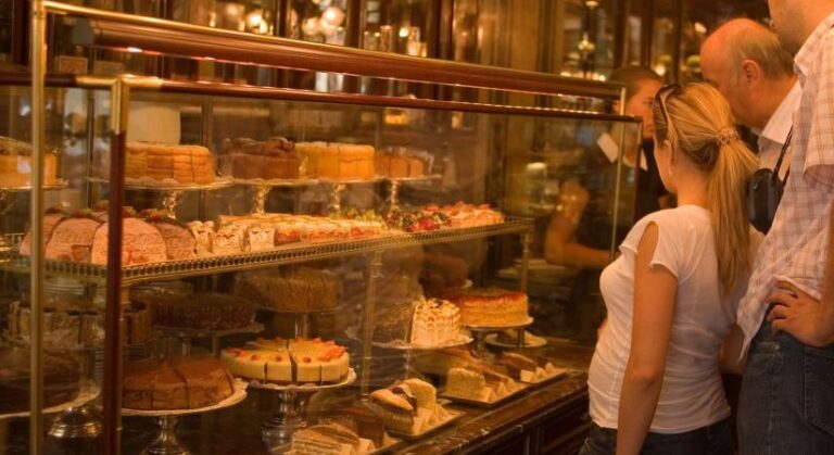 6000-forintot-kertek-el-az-egri-cukraszdaban-egy-kaveert-nem-volt-eleg-penz-a-vevonel-igy-meg-ki-is-gunyoltak