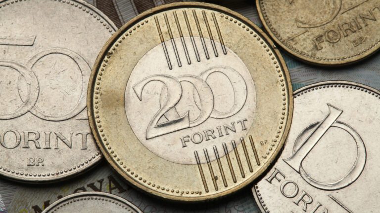 200 forintosok