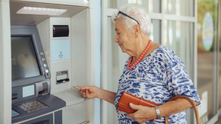 nyugdíjas bankautomata