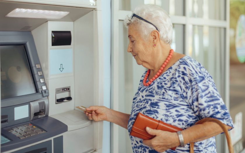 nyugdíjas bankautomata