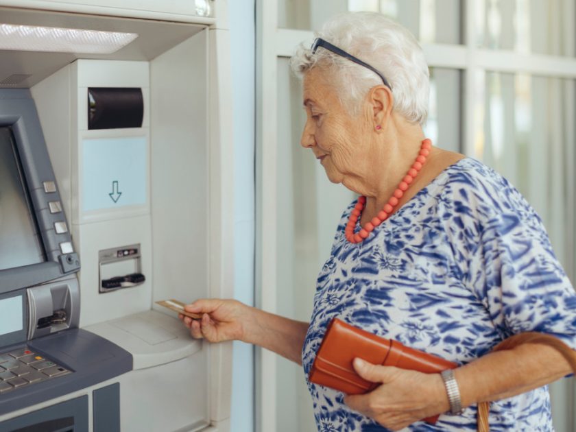 nyugdíjas bankautomata